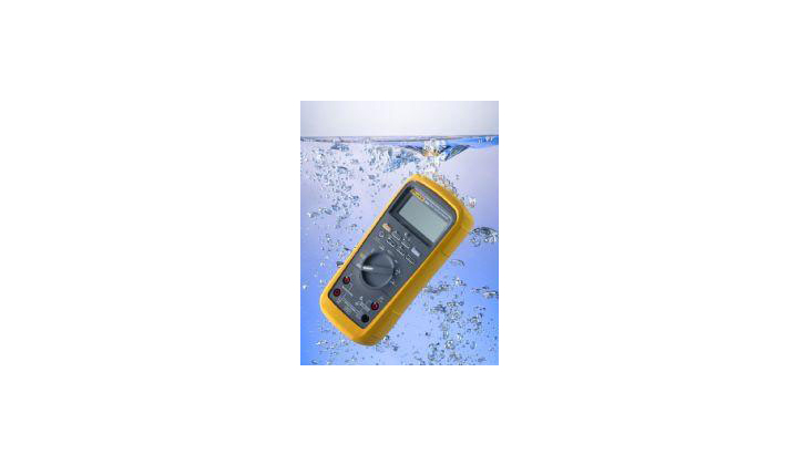 Les nouveaux multimètres numériques Fluke 27 II et 28 II résistent à la poussière et à l'eau... et flottent !
