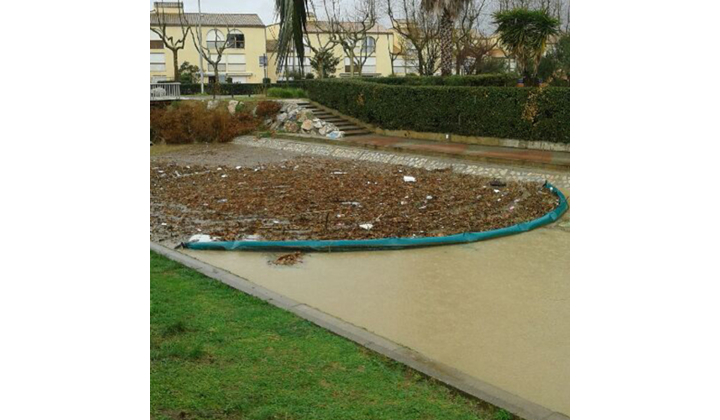 Barrage pour déchets de type bois flottants