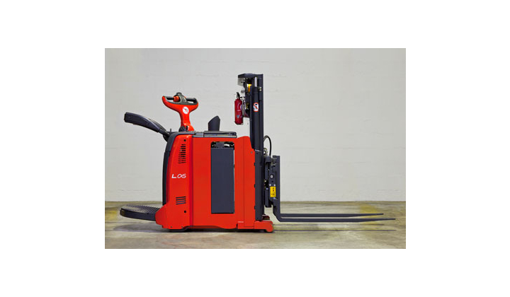 Fenwick lance le gerbeur à plateforme L06 AC compact