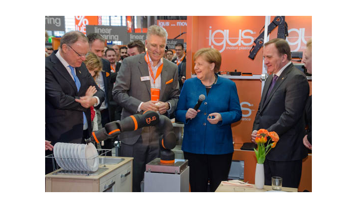 Angela Merkel découvre le bras de robot de service igus sur la foire de Hanovre