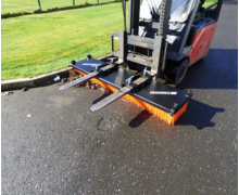 Balai pousseur adaptable sur fourches